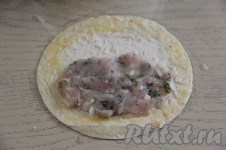 Смазать края лаваша яйцом.