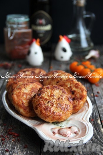 Аппетитные, вкусные, пышные котлеты, приготовленные из куриного фарша с рисом, подать к столу горячими, дополнив гарниром или свежими овощами.