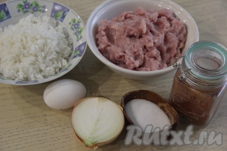 Подготовить продукты. Рис тщательно промыть, выложить в кастрюлю с достаточно большим количеством кипящей подсоленной воды, а затем после закипания варить на небольшом огне до готовности (в течение 15-20 минут). Отваренный рис выложить в дуршлаг, промыть, дать стечь лишней жидкости, оставить до остывания. Для приготовления котлет можно взять и рис, оставшийся с ужина. Лук почистить и вместе с куриным филе пропустить через мясорубку в достаточно глубокую миску.