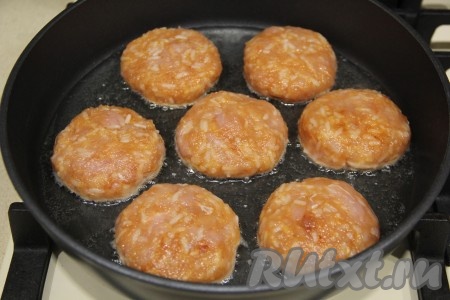 Из получившегося фарша сформировать котлеты. В сковороде прогреть растительное масло и выложить курино-рисовые котлеты. 