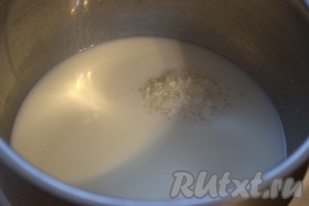 Промытый рис выложить в кастрюлю, залить холодным молоком и поставить на огонь, после закипания варить на умеренном огне, периодически помешивая, до готовности риса (примерно, минут 20-25). Должна получиться густая рисовая каша.