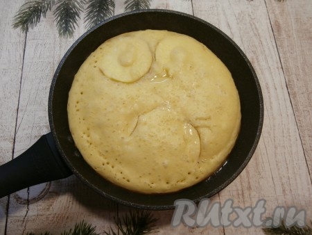 Накрыть сковороду крышкой и поместить её на самый минимальный огонь. Готовить пирог 10-15 минут (до практически сухого верха). Но смотрите за пирогом, если он начинает уже подгорать, а верх ещё не готов, уберите сковороду с огня на несколько минут, а затем снова поставьте на огонь.