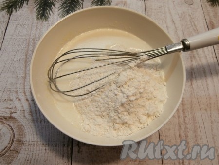 Добавить соду, гашёную уксусом, перемешать. Далее всыпать муку.