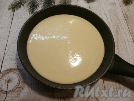 Залить сверху яблоки тестом.