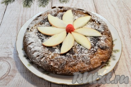 Переложить пирог с карамелизированными яблоками со сковороды на блюдо. Корочка на яблоках получается карамельной, немного хрустящей. Вкусный и очень нежный пирог остудить и посыпать сахарной пудрой. Украсить по своему желанию.