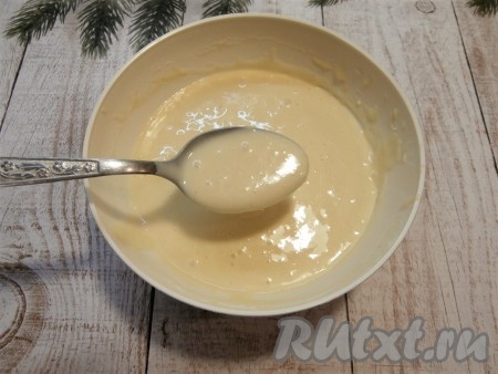 Венчиком замесить тесто, которое по консистенции будет достаточно жидким, похожим на нежирный кефир.