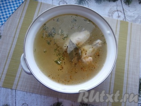 Когда картофель сварится, выложить в кастрюлю лавровый лист, специи и приправу.