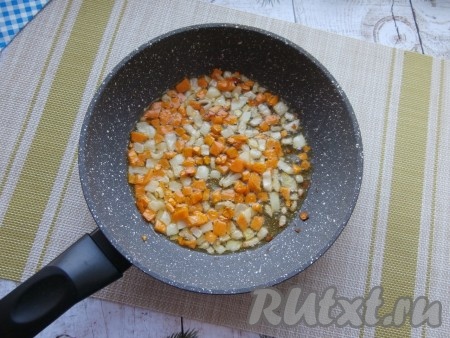 На среднем огне обжарить овощи до мягкости, иногда помешивая (на это потребуется 4-5 минут).
