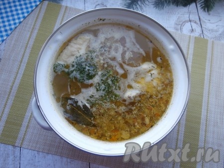 Выключить огонь и оставить суп под крышкой на 10-15 минут, чтобы он немного настоялся и вермишель "дошла" до готовности.