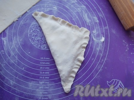 Накрыть начинку второй частью квадрата и тщательно края залепить. Должен получиться большой треугольник-хачапури. Аналогично сформировать хачапури из второго раскатанного квадрата теста и оставшейся сырной массы.