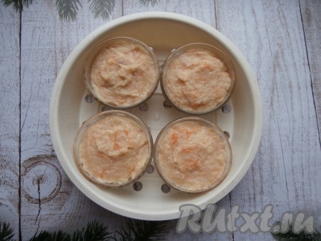 Формочки с будущим куриным суфле разместить в специальном поддоне для варки на пару (входит в состав любой мультиварки).