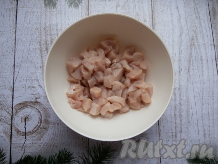 Нарезать куриное филе на небольшие кусочки.