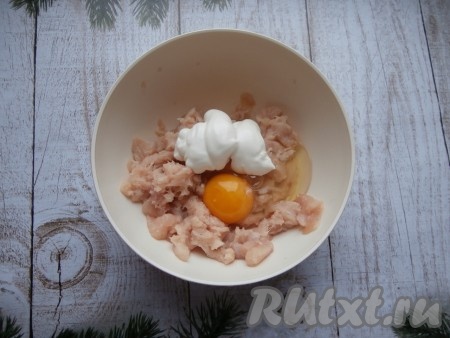 Измельчить филе до состояния фарша погружным блендером, добавить яйцо и сметану.