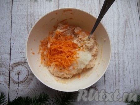 Смешать блендером яйцо и сметану с куриным фаршем, чтобы получилось мясное пюре. Добавить натёртые на мелкой (или средней) тёрке очищенные морковку и лук.