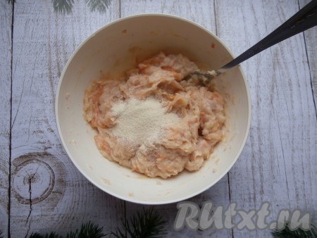 Тщательно перемешать массу ложкой, всыпать манную крупу, посолить по вкусу.