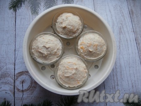 В основную чашу мультиварки налить, примерно, 1-1,5 литра воды, сверху поставить поддон с формочками, крышку мультиварки закрыть. Выставить программу "На пару" на 30 минут.