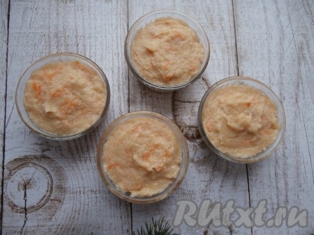 Снова всё перемешать, оставить на 10 минут. Затем разложить куриную массу по формочкам, слегка смазанным растительным маслом.