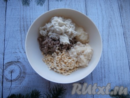 Яблоко, яйца, лук и отжатый от молока мякиш батона пропустить через мясорубку и добавить к перекрученной селёдке.