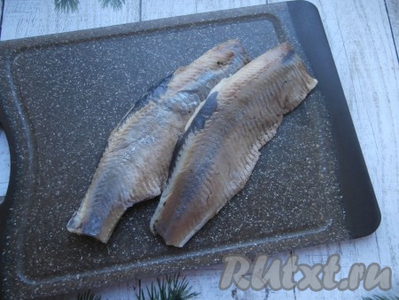 Сливочное масло для приготовления форшмака должно быть мягким, поэтому заранее достаньте его из холодильника, чтобы оно согрелось до комнатной температуры. Если селёдка целая, очистите её от шкуры, удалите голову и хвост, отделите филе, удалив максимально все косточки.