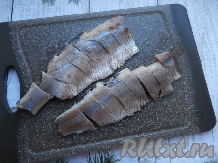 Нарезать филе на кусочки.