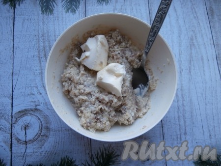 Селёдочный фарш хорошо перемешать, добавить мягкое сливочное масло.