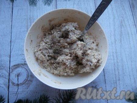 Форшмак поперчить по вкусу, добавить, если нужно, лимонный сок, тщательно ещё раз перемешать.