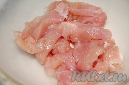 Филе курицы нарезать небольшими кусочками.