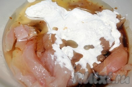 Затем добавить в миску кунжутное масло, соевый соус и мед.