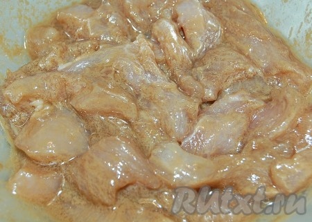 Перемешать кусочки курицы в полученном маринаде и оставить мариноваться  20 минут.