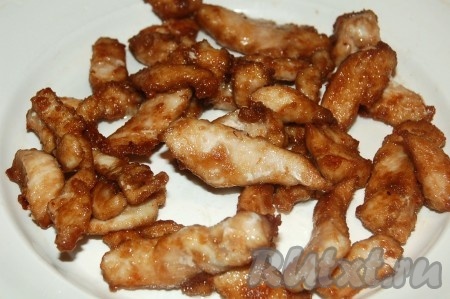 Выложить кусочки обжаренной курицы на тарелку и отправить охлаждаться.