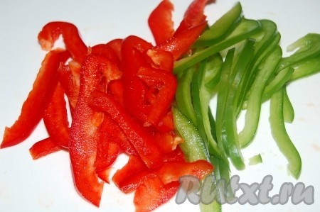 Нарезать сладкий перец узкими полосками.