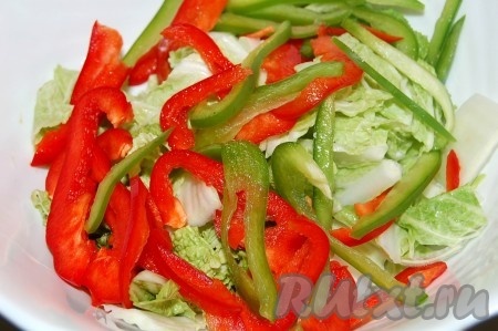 Отправить нарезанный сладкий перец к капусте.