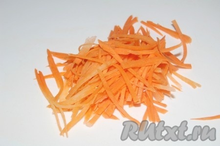 Настругать тонко морковь.