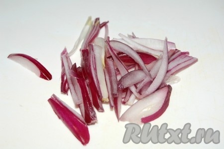 Красный лук нарезать тонко.