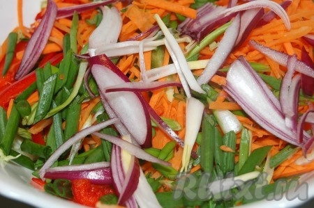 Красный лук отправить к остальным овощам.