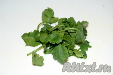 Кинзу мелко нарезать.