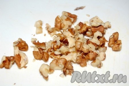 Грецкие орехи крупно потолочь.