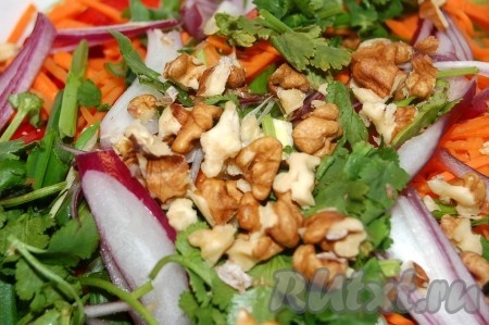 Отправить порезанную кинзу и толченные грецкие орехи в салатник.