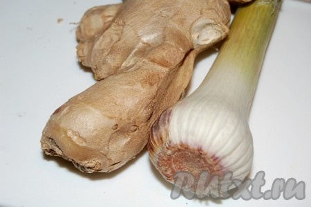 Для заправки салата измельчить свежий имбирь и чеснок.