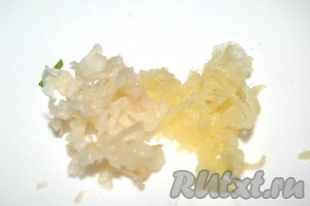 Для заправки салата измельчить свежий имбирь и чеснок.