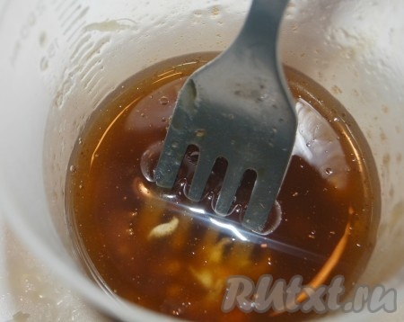 Имбирь и чеснок соединить с соевым соусом, кунжутным маслом, острым перцем. Кунжутного масла взять не более 0,5 чайной ложки, иначе он перебьет аромат и вкус овощей.