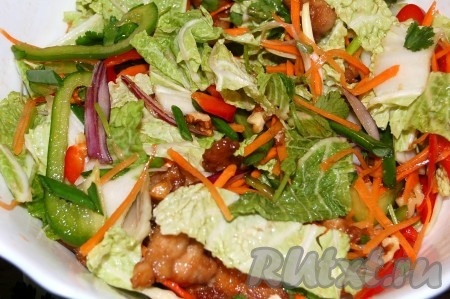 Китайский салат с курицей готов. Очень вкусный, ароматный, он зазывает всех за стол.
