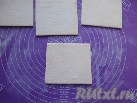 Разрезать разморозившееся слоёное тесто на 4 квадрата. Всего получится 4 хачапури.