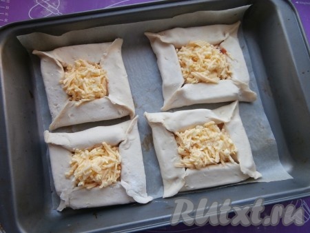 Наполнить серединки заготовок сырной массой.