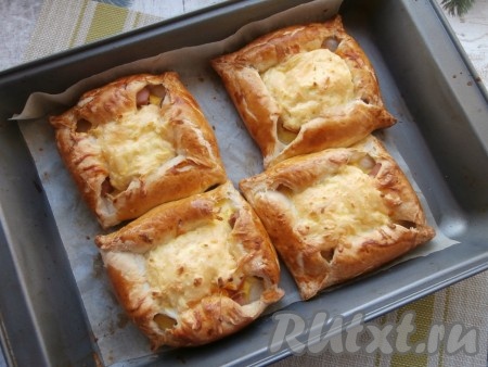 Выпекать слоёные хачапури в разогретой до 190-200 градусов духовке минут 20-25.