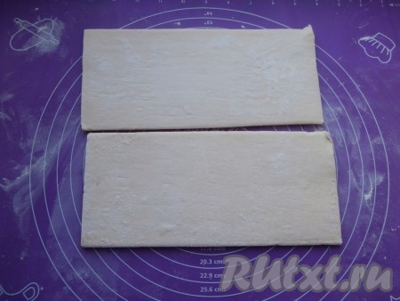 Разморозить пласты слоёного теста при комнатной температуре.