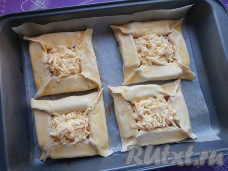 Смазать тесто сырым желтком.