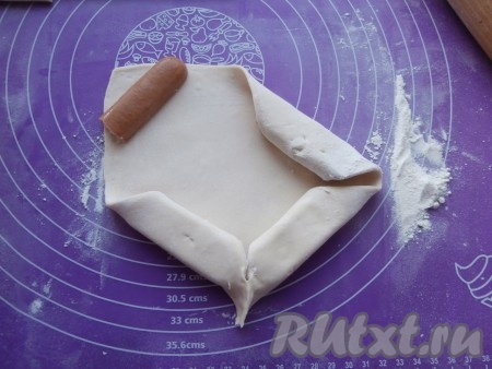 Углы подвернуть вовнутрь, заворачивая сосиски, как на фото.