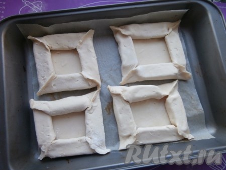 Разместить заготовки на противне, застеленном пергаментом.