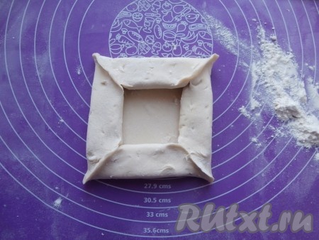 Края теста хорошо защипнуть.